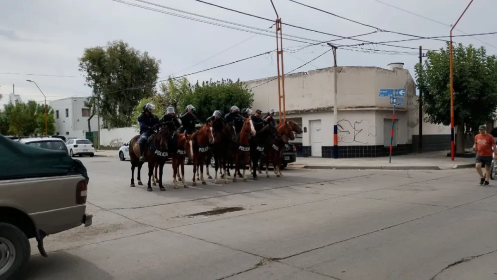 Sobre calle Brasil, frente al ingreso del estadio se apostó la Brigada Rural/Montada. Foto: Policía de Río Negro