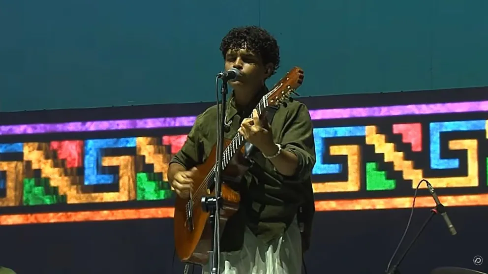 Fue presentado en el escenario como “el futuro de la música patagónica”. (Foto captura)