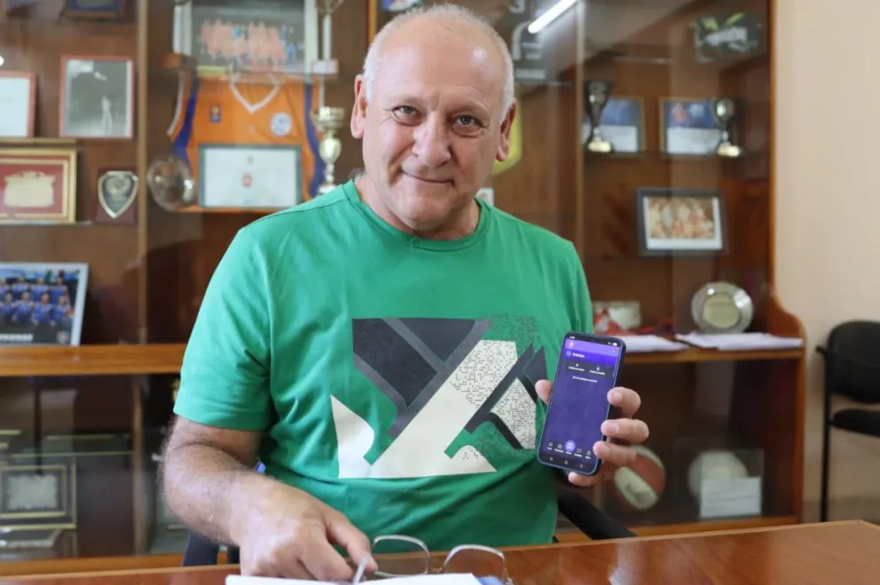 “Es un antes y un después para el club: nos permite ordenarnos y acercarnos al socio” afirmó el vicepresidente del Deportivo Roca, Fabián Zgaib, sobre la nueva aplicación. Foto: Tania Domenicucci-ANR 