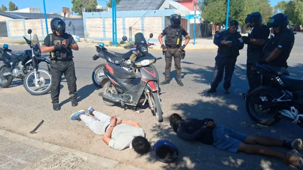 Los dos hombres circulaban en moto al momento de ser interceptados. Foto: Policía de Río Negro