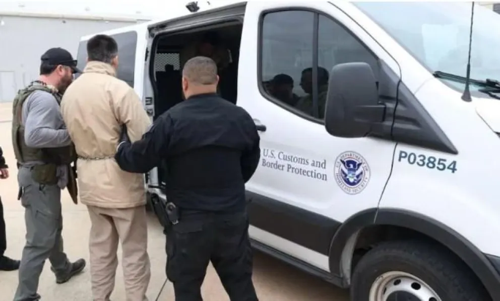 La lista de deportados incluye personas asociadas al tráfico de personas, comercio ilegal de armas y miembros de carteles de droga. (Foto ilustrativa)