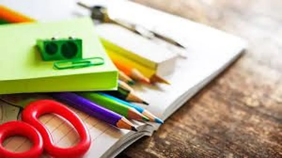 La lista de materiales que difundieron, que incluye desde mochilas y guardapolvos hasta útiles básicos. (Foto: web)