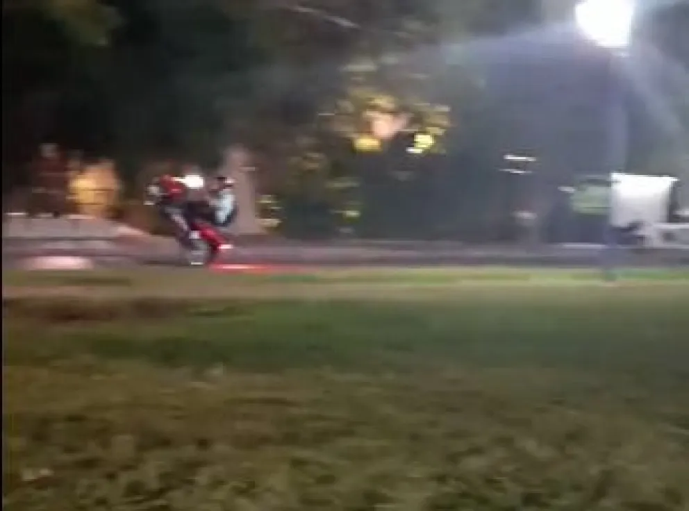 "Willy", escapes ruidosos y aceleradas con las motos detenidas forman parte de las noches en el Canalito. (Foto: Captura)