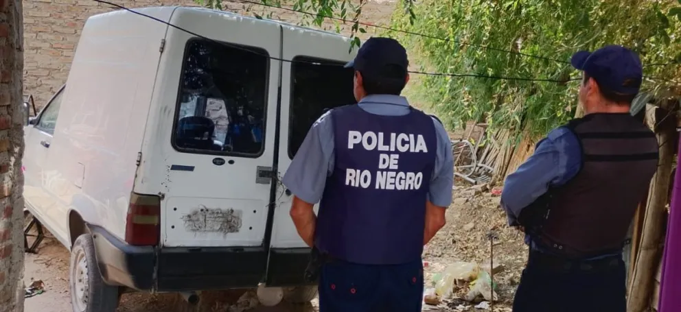 Personal policial logró recuperar un vehículo utilitario sustraído y restituirlo a los vecinos de la pollería. (Foto: Gentileza)
