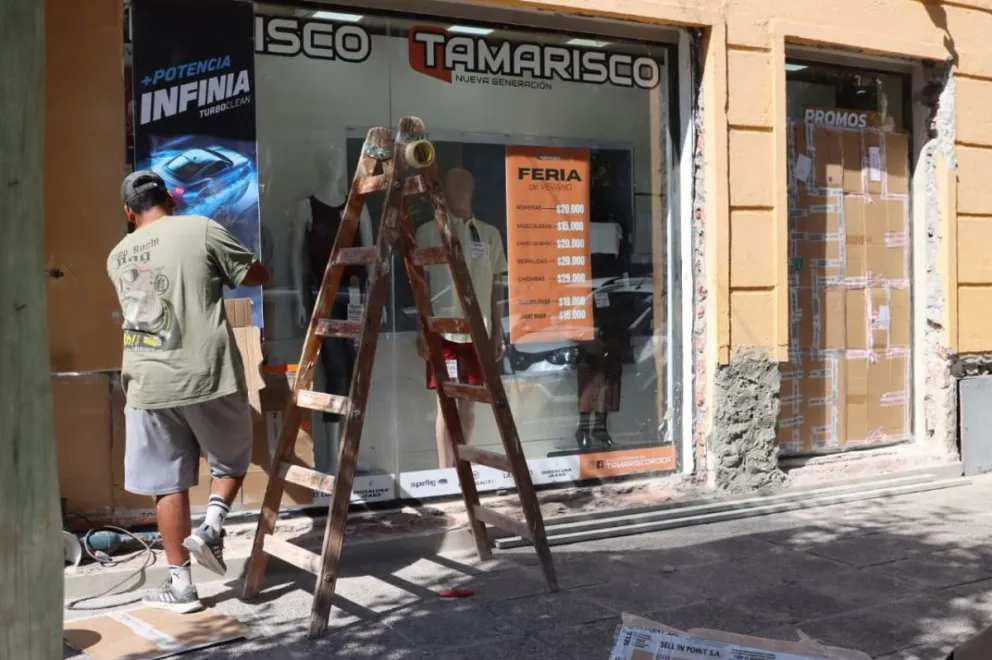 Rompieron una de las vidrieras para ingresar. Foto: Tania Domenicucci - ANR