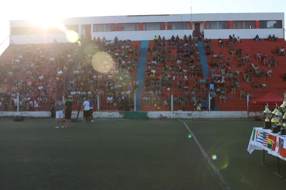 Durante la tanda de penales, el árbitro colaboró con los chicos para que la definición se desarrollara en condiciones adecuadas. Foto: Tania Domenicucci-ANR