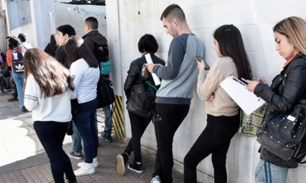 Los jóvenes, a falta de trabajo, comienzan emprendimientos relacionados a barbería, manicura, belleza personal, delivery y venta de ropa. Foto: Tania Domenicucci-ANR