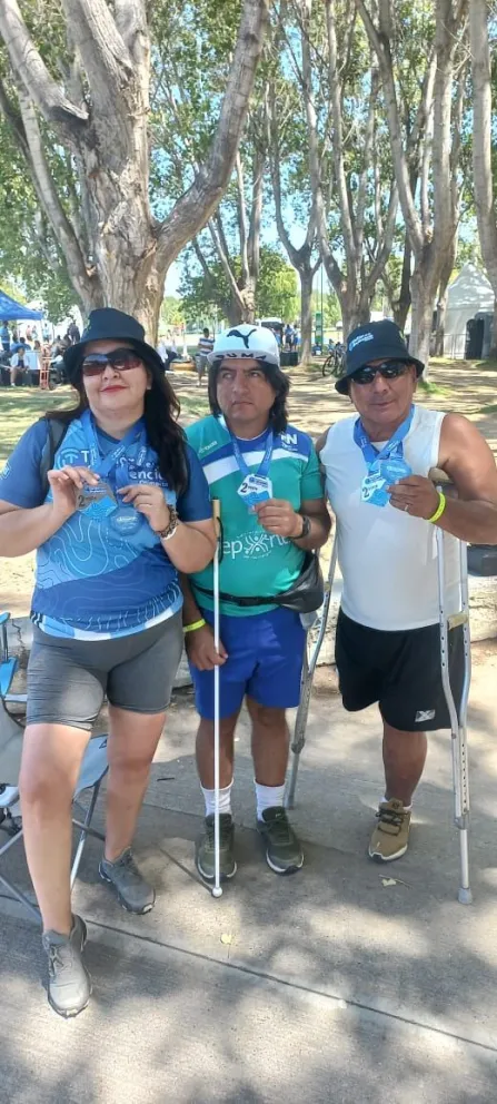 El equipo de triatlón inclusivo "Alto Valle" logró el segundo puesto en el Triatlón de la Confluencia y busca apoyo para continuar compitiendo. Foto cortesía