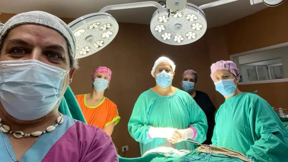 El equipo médico del Hospital Francisco López Lima que participó de la intervención neuroquirúrgica de alta complejidad realizada de urgencia en General Roca. Foto: Gobierno de Río Negro