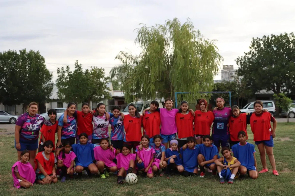 Las jugadoras de la escuelita de fútbol femenino durante uno de los entrenamientos, en plena preparación para el Mundialito Femenino de Roca. Foto Tania Domenicucci-ANR