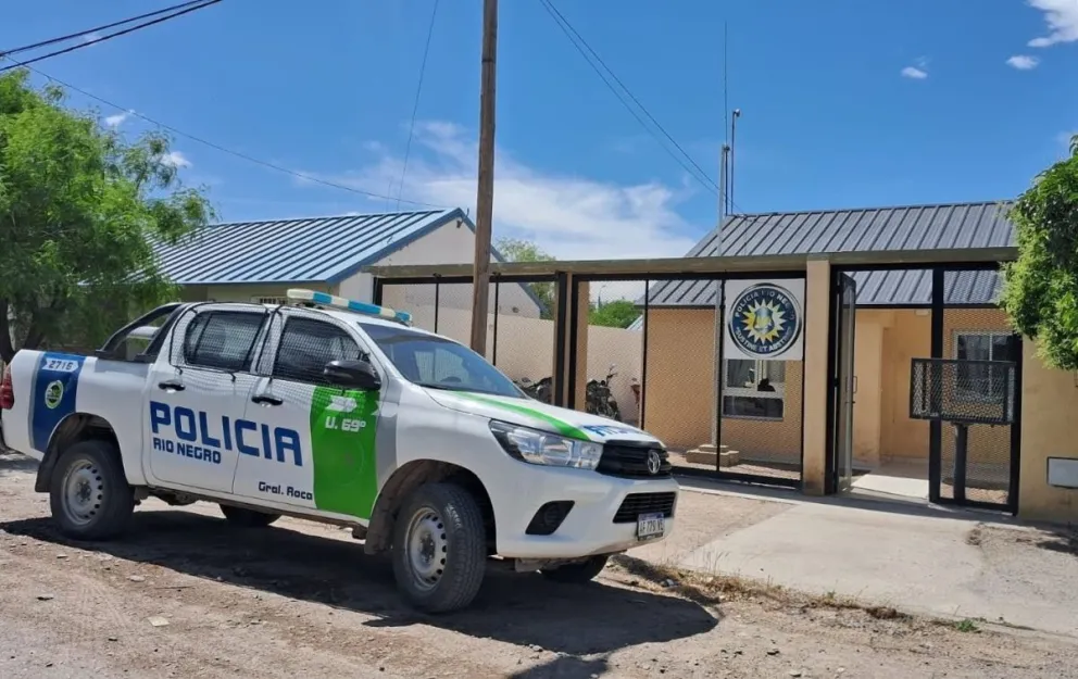 El hombre de 33 años, además de ejercer violencia contra su pareja en presencia de sus hijos, intentó golpear a personal policial y huir del lugar. Foto cortesía Policía de Rio Negro