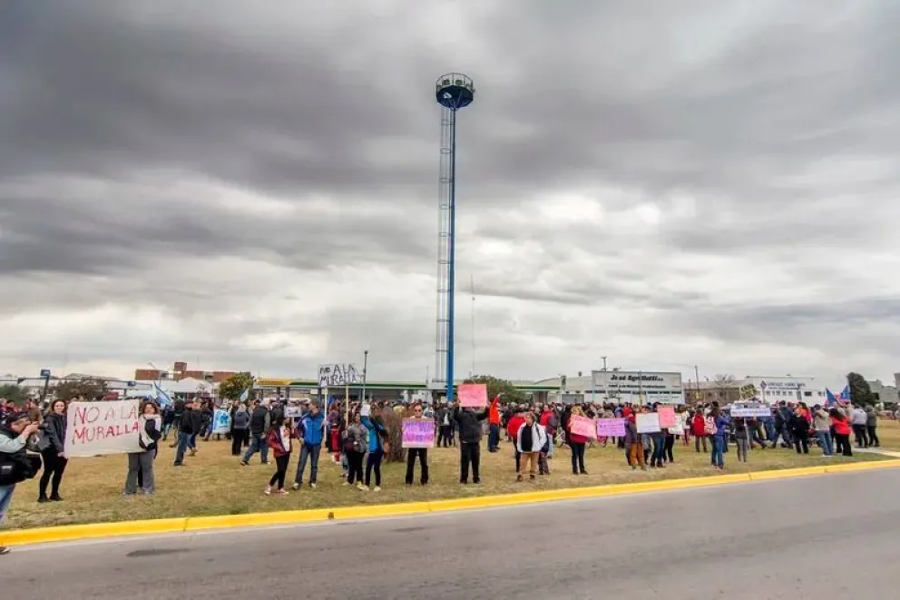 En la gesti&oacute;n de Mart&iacute;n Soria hubo protestas para impedir que la Ruta fuese elevada en Roca. Foto: archivo