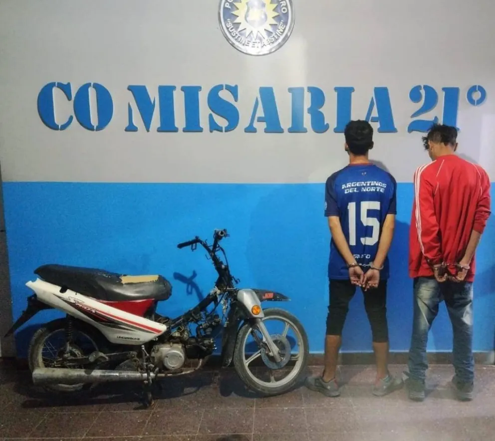 Efectivos de la Comisaría 21º detuvieron a dos hombres luego de un intento de robo a una mujer que circulaba en moto. Según detalló la victima, la intentaron amenazar con un arma que en realidad no tenían. Foto cortesía Policía de Rio Negro