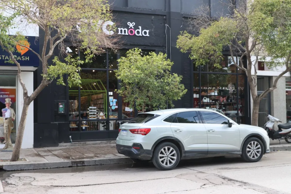 Las jóvenes que salieron del comercio a ayudar afirman que esperan conocer al "hombre del auto gris", quien frenó el vehículo para llevar a la nena a la clínica. Foto Tania Domenicucci-ANR