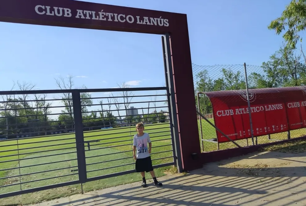 Ian, conocido como "Chacho" entre sus compañeros de fútbol, pasa sus días de entrenamiento en Lanús. Foto: gentileza
