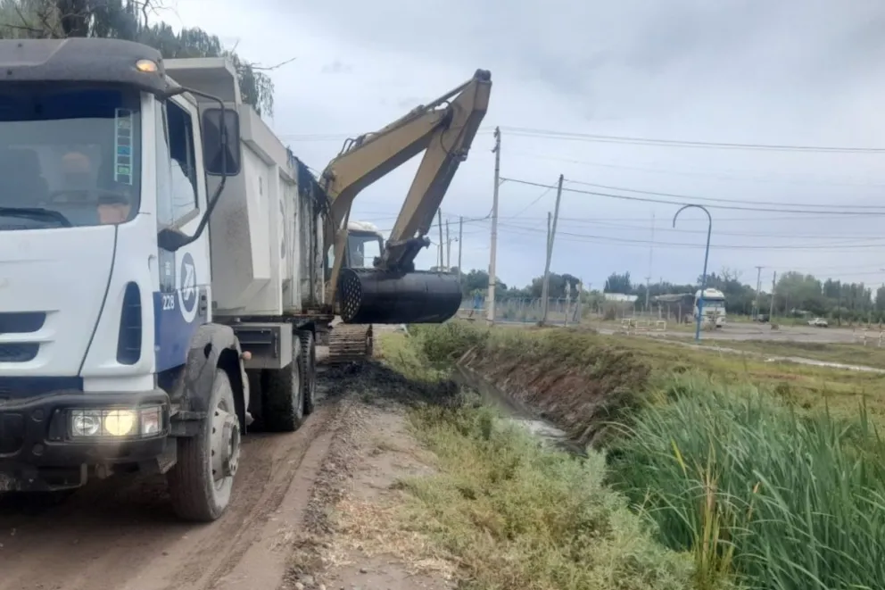 El desagüe había sido denunciado por vecinos por los malos olores y la acumulación de residuos; finalmente fue intervenido. Foto cortesía Municipalidad de General Roca.