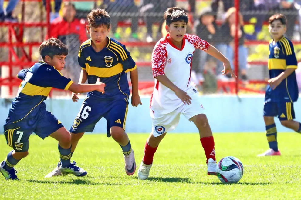 Con 11 años, Giuliano ya juega con la diez de Argentinos Juniors, número que también supieron usar Diego Maradona y Juan Roman Riquelme. Foto cortesía Argentinos Juniors