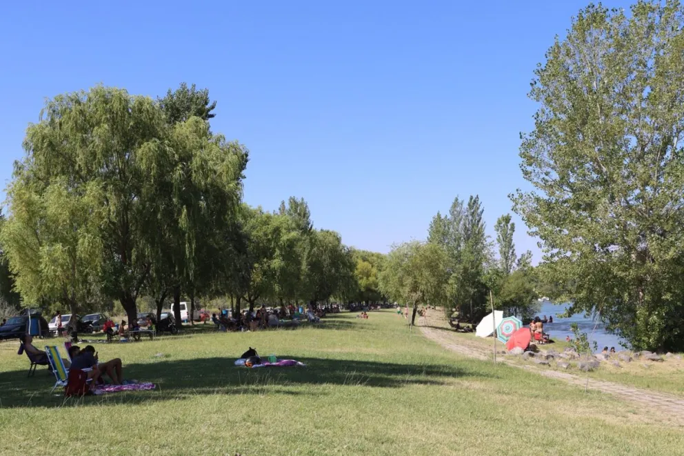 El fin de semana, la costa del río Negro es la más elegida en Roca para pasar el calor. Foto: Tania Domenicucci