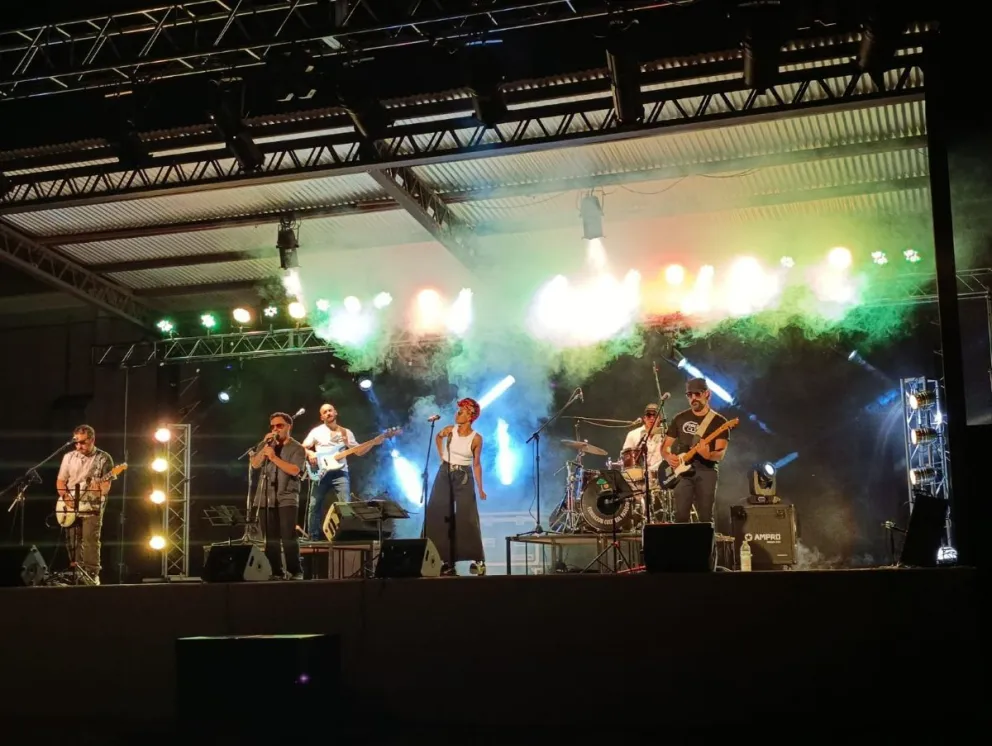 El patio de Fundación Cultural Patagonia se llenó de público en la primera noche del ciclo Verano FCP, con un concierto dedicado a los grandes nombres del rock nacional. Foto: Tania Domenicucci-ANR