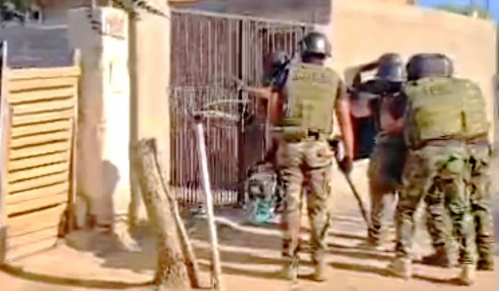 Efectivos de Toxicomanía y Leyes Especiales ingresaron a uno de los domicilios allanados en el barrio Tiro Federal, en la zona norte de Roca. Foto: Gobierno de Río Negro.