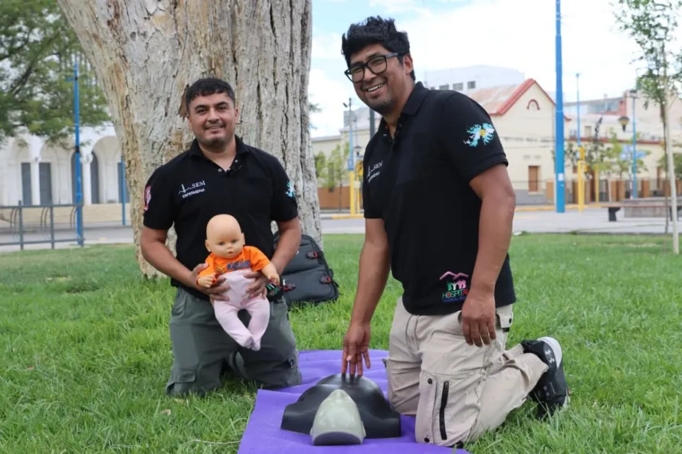 Adrián Ortiz y Mauricio Meliman tienen más de 15 años de experiencia en el servicio de emergencias y hace unos años, abrieron talleres de capacitación para situaciones criticas. Foto Tania Domenicucci-ANR