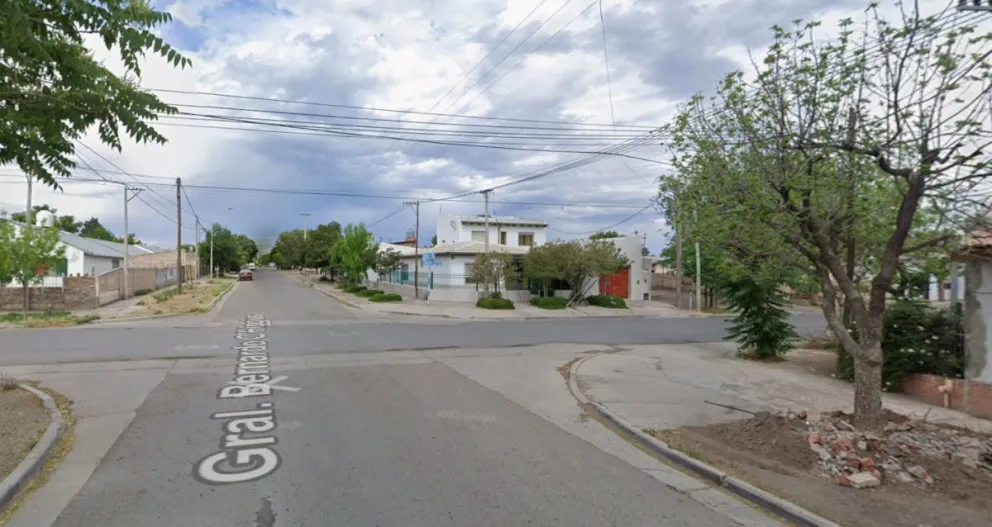 El delincuente escapó corriendo tras forcejear con la mujer y sus hijos, gracias a la ayuda de los vecinos con la mujer, se pudo ver un fragmento del presunto ladrón. Foto archivo ANR