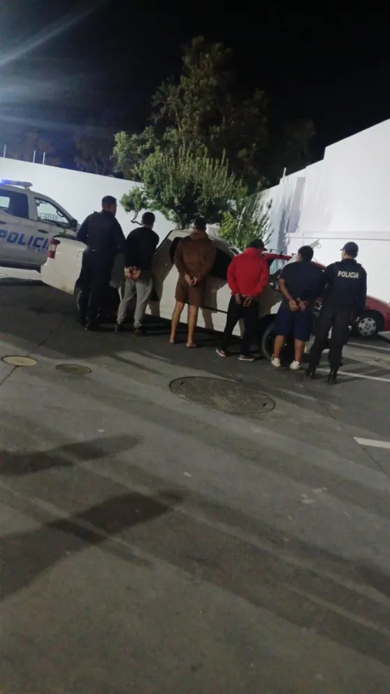 El rodado era ofrecido por una mujer vía Facebook y su propia dueña coordino el encuentro junto a personal policial. Foto cortesía Policía de Rio Negro