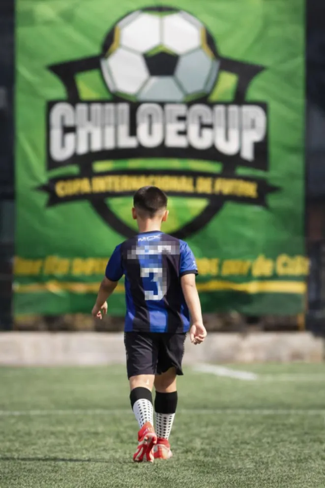 La justicia autorizó al menor a viajar ante la ausencia del padre biológico que está ausente y debía firmar. Foto: redes