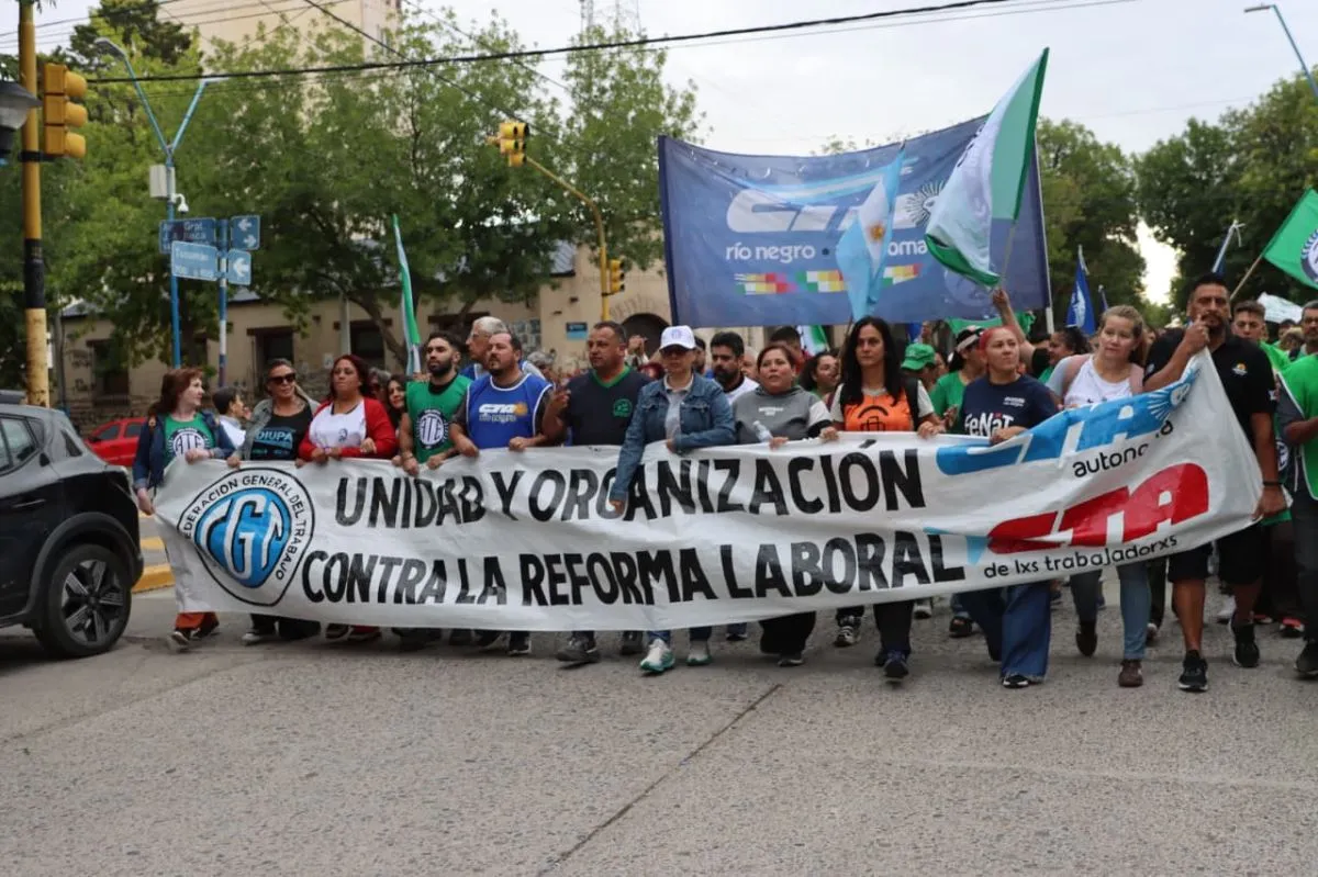 EN FOTOS: Así fue la masiva marcha contra la Reforma Laboral en Roca | ANR