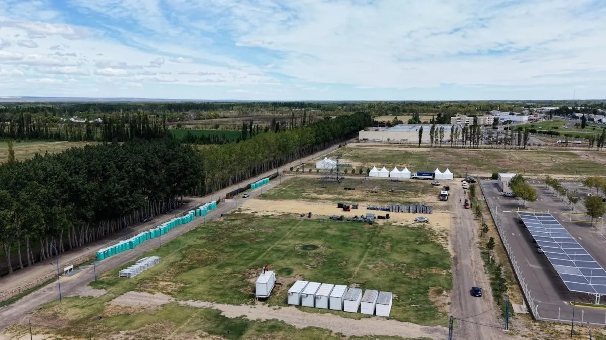 Vista a&eacute;rea del Predio Manzanero, donde avanzan los trabajos de montaje y acondicionamiento a d&iacute;as del inicio de la Fiesta de la Manzana 2026. Foto: Prensa Municipio Roca