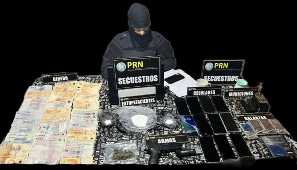 Elementos secuestrados durante el allanamiento realizado por una investigación por presunta venta de droga al menudeo en la ciudad. Foto: Policía Río Negro