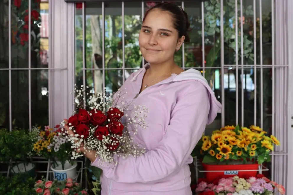 Desde la florería ubicada en calle Belgrano casi Tucumán, se encuentran rosas desde $8.000 y ramos de flores variadas desde los $35.000. Foto Tania Domenicucci-ANR