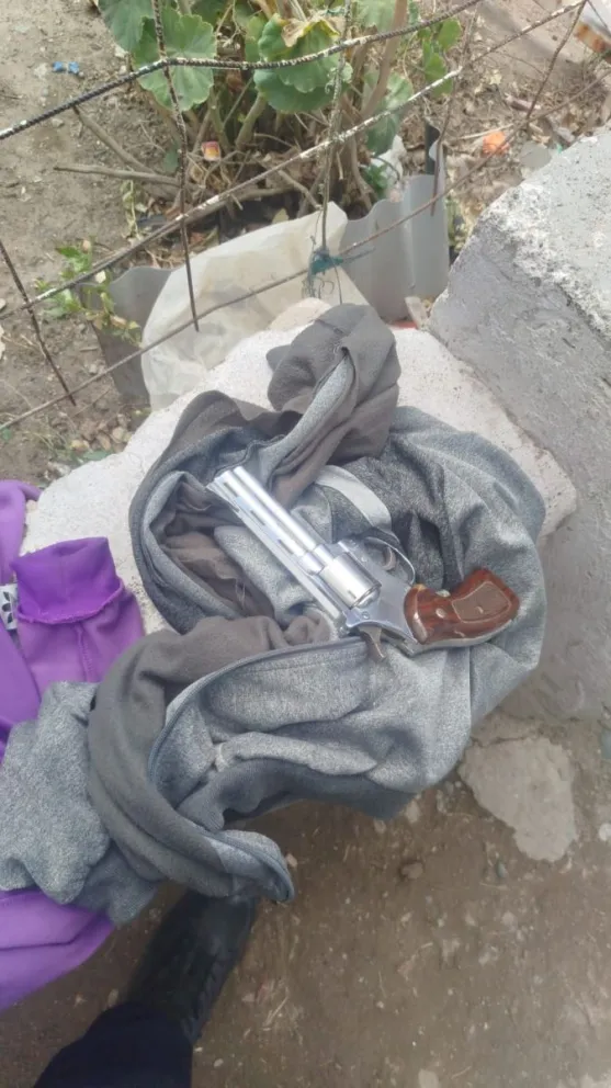 El arma de fuego estaba cargada y en condiciones de ser utilizada cuando fue secuestrada en el operativo. Foto: Policía de Río Negro