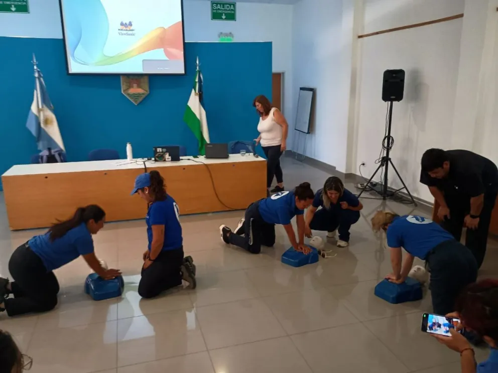 Capacitación en RCP al personal que cumplirá tareas durante la Fiesta Nacional de la Manzana. Foto: Ministerio de Salud de Río Negro