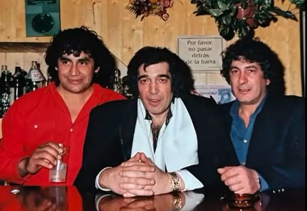 Beto Nicoló (derecha, camisa azul) junto a Cacho Castaña, uno de los artistas que pasó por la movida bailable que marcó una época en la noche de Roca. Foto: archivo