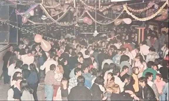 La pista del Bailantazo del Beto, colmada durante una de las noches que marcaron una &eacute;poca en la movida bailable de Roca. Foto: archivo