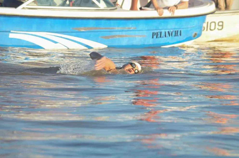 Daira Mar&iacute;n recorri&oacute; en m&aacute;s de 10 horas a nado 70 kil&oacute;metros, uni&oacute; Itat&iacute; con Corrientes. Foto: Argentina.gob.ar
