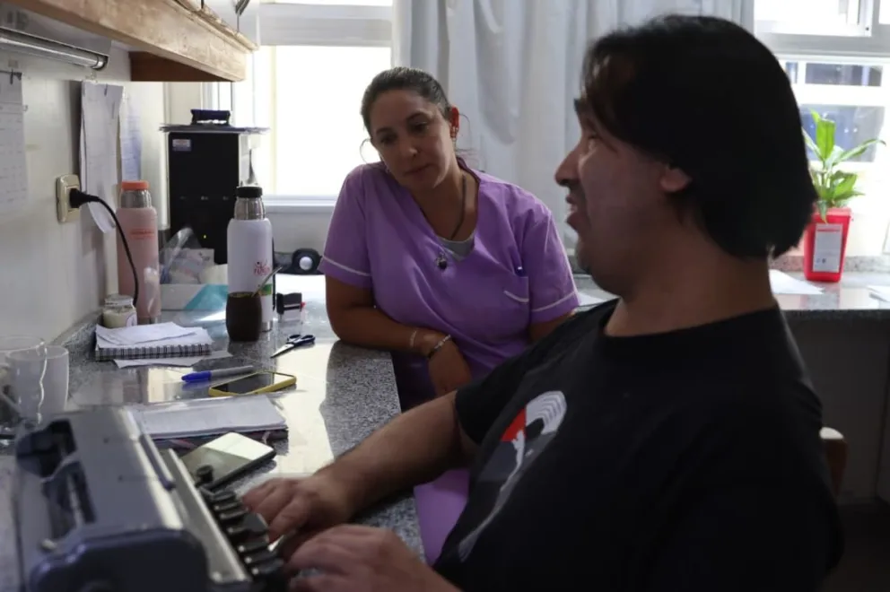 Gustavo Loncoman realiza cartelería en sistema Braille para pacientes ciegos que se atienden en el laboratorio del hospital. Foto: Tania Domenicucci ANR