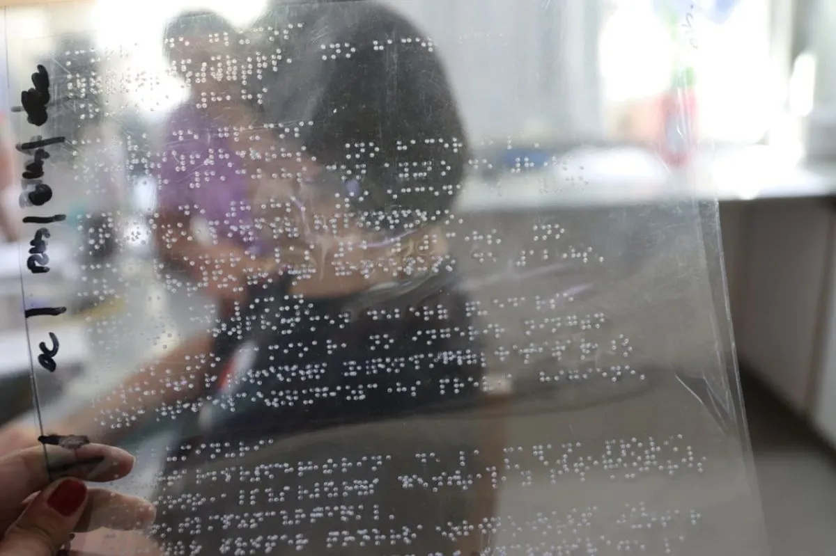 Indicaciones m&eacute;dicas en Braille que se incorporar&aacute;n al consultorio inclusivo del laboratorio del Francisco L&oacute;pez Lima. Foto: Tania Domenicucci ANR