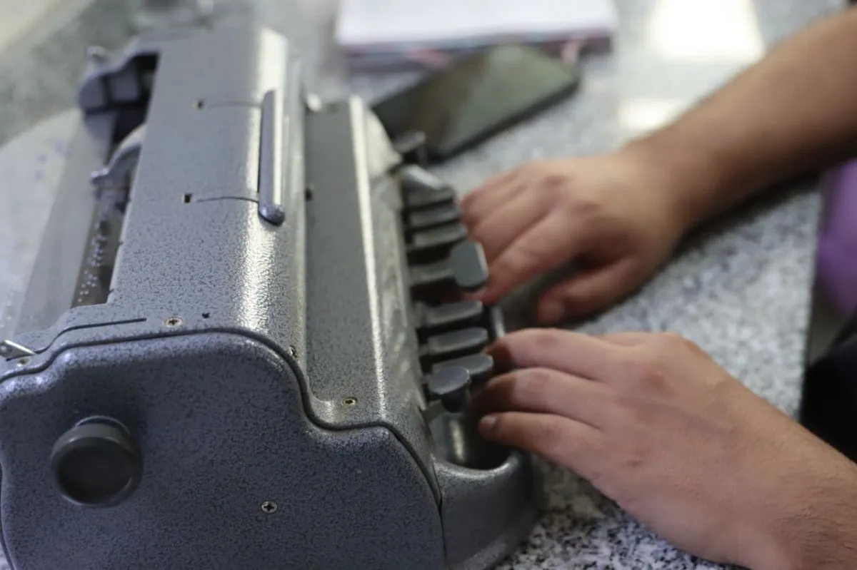 Fernanda Epulef y Gustavo Loncoman avanzan con la se&ntilde;alizaci&oacute;n accesible en el laboratorio inclusivo del Hospital de Roca. Foto: Tania Domenicucci ANR