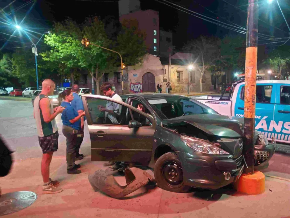 Un Peugeot 307, conducido por una mujer oriunda de la ciudad, terminó contra el semáforo de la concurrida esquina luego de evitar chocar contra otro vehículo. Foto ANR