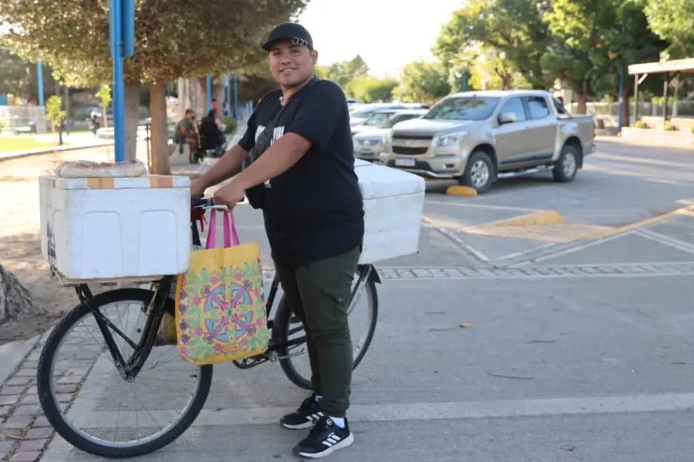 Con una caja llena de productos dulces y salados, sale cada tarde a buscar clientes en el Canal Grande y el paseo del canalito de Roca. Foto Tania Domenicucci-ANR