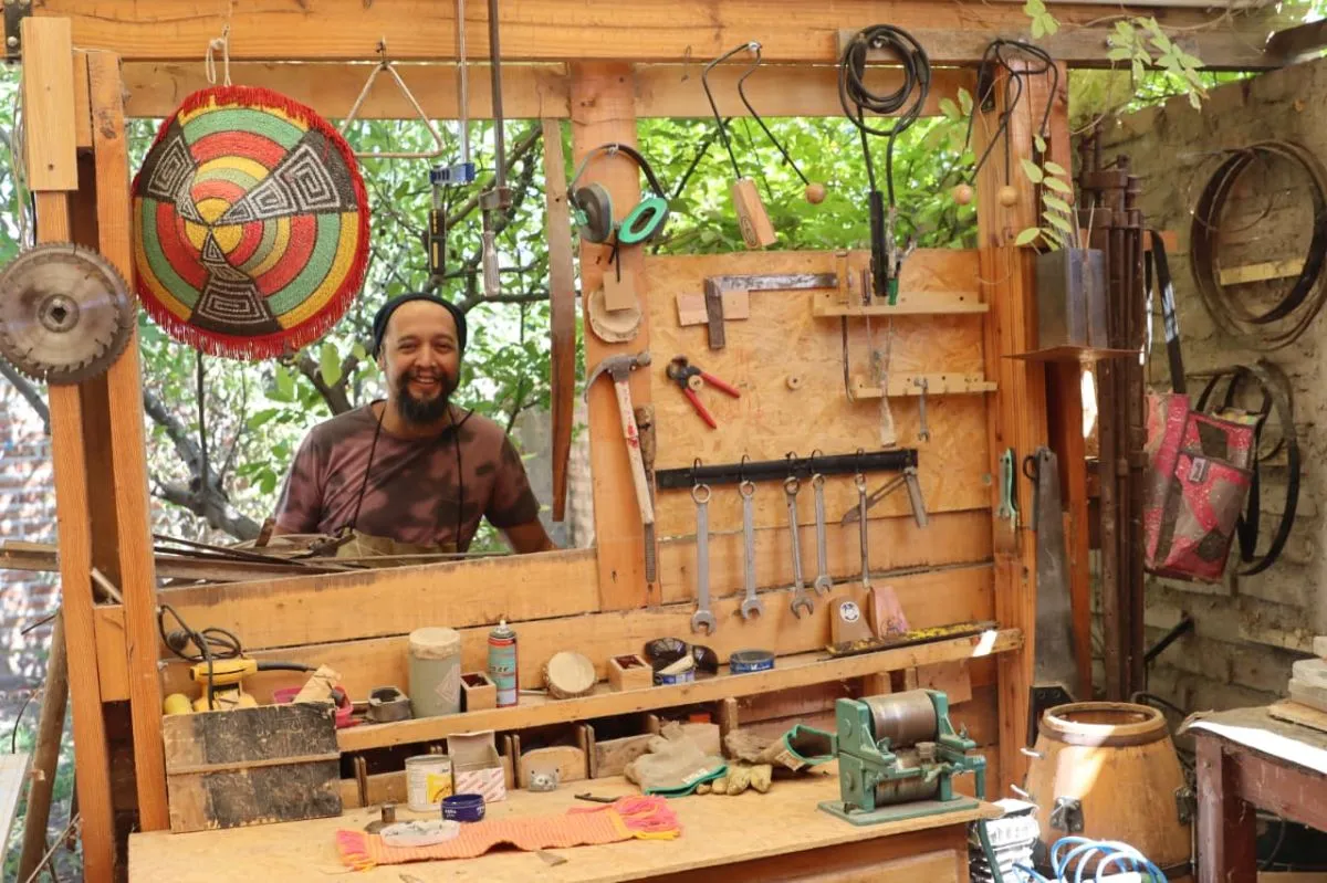 El trabajo lo realiza en el taller de su casa y en la carpinter&iacute;a de su padre. Foto: Tania Domenicucci