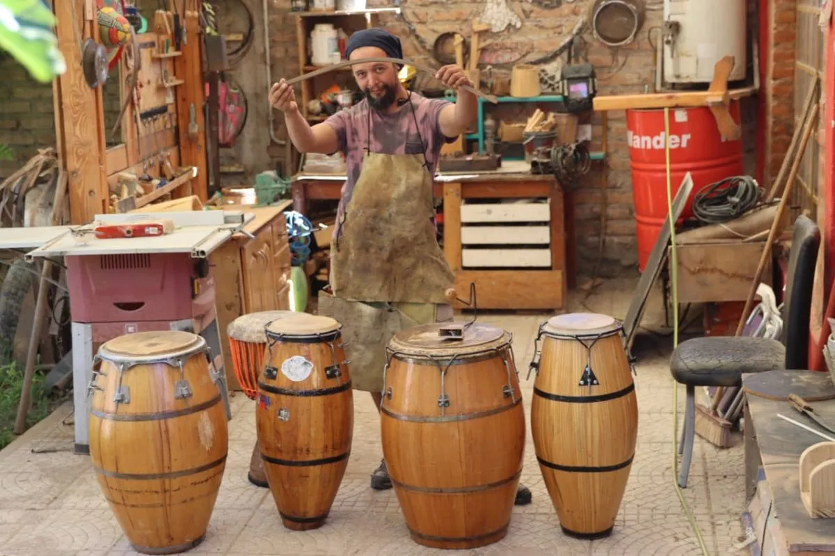 Para Pablo los tambores representan un aporte a la cultura local. Foto: Tania Domenicucci
