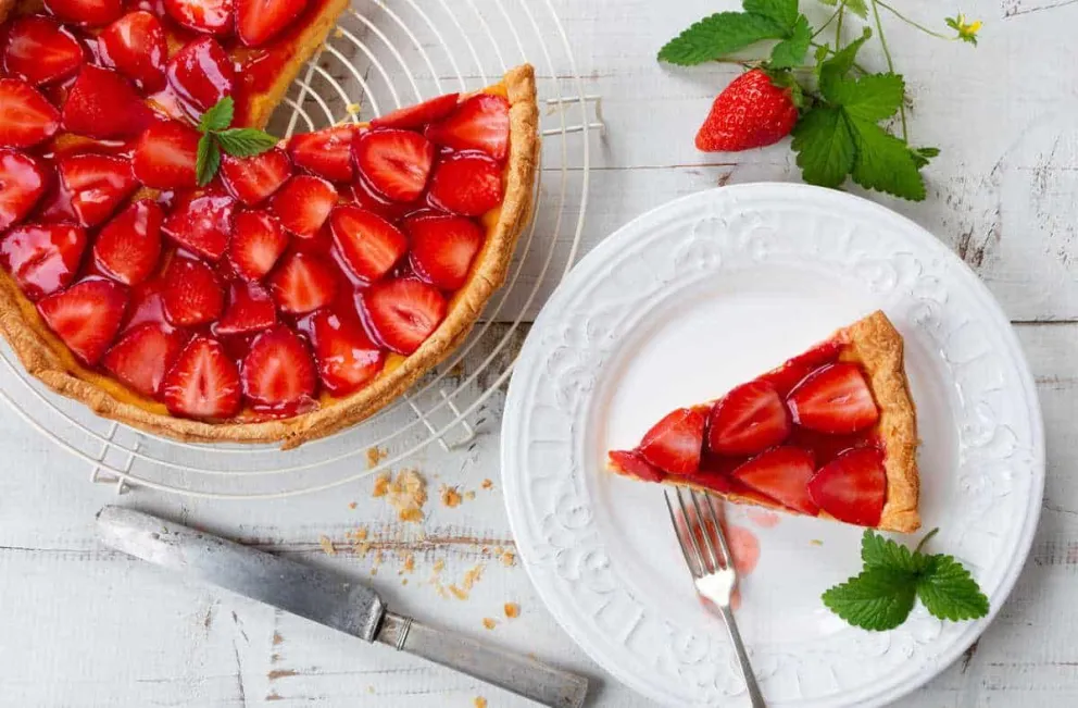 Esta tarta de frutillas es muy fácil de hacer en casa. 