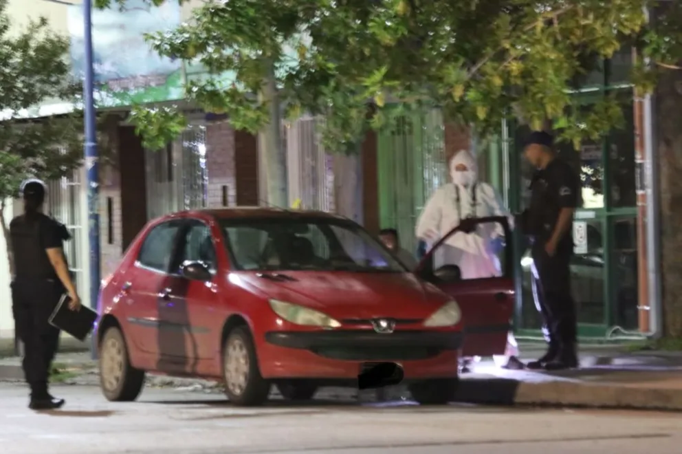 El cuerpo fue encontrado dentro del vehículo estacionado sobre calle Belgrano. Foto: Tania Domenicucci-ANR