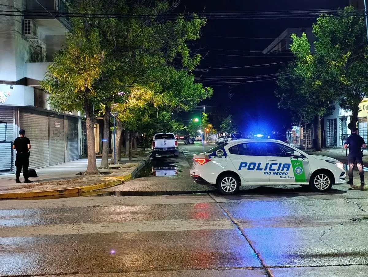 Encontraron a un hombre muerto dentro de un auto en pleno centro de Roca este lunes - Image 2