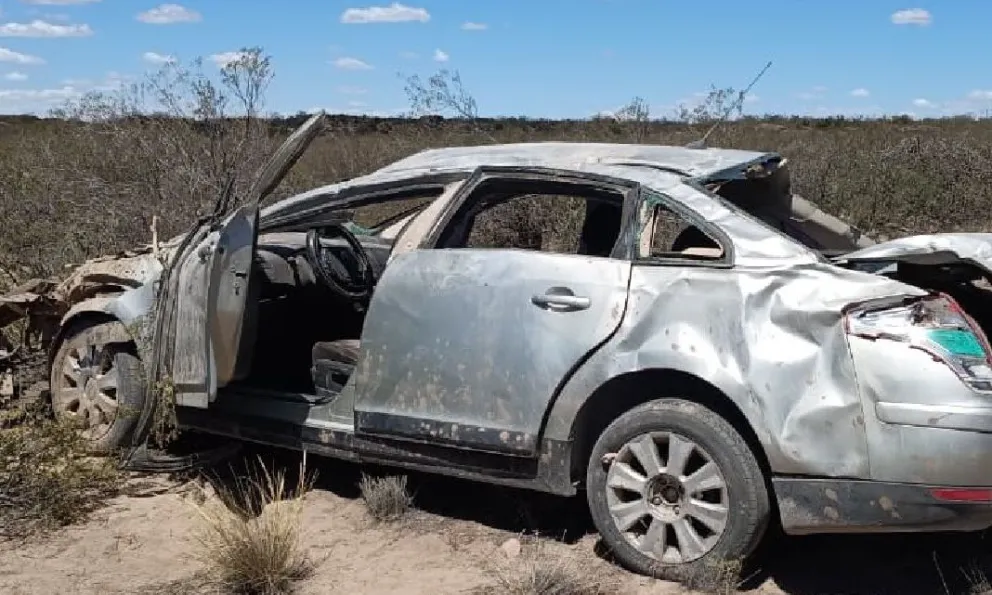 El Citroën C4 con importantes daños en el frente tras el choque ocurrido cerca de El Cuy. Foto: gentileza
