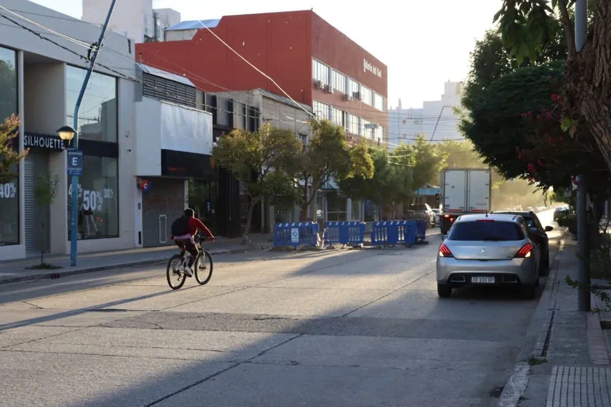 Sin transporte, las personas optan por otros medios de movilidad. Foto: Tania Domenicucci