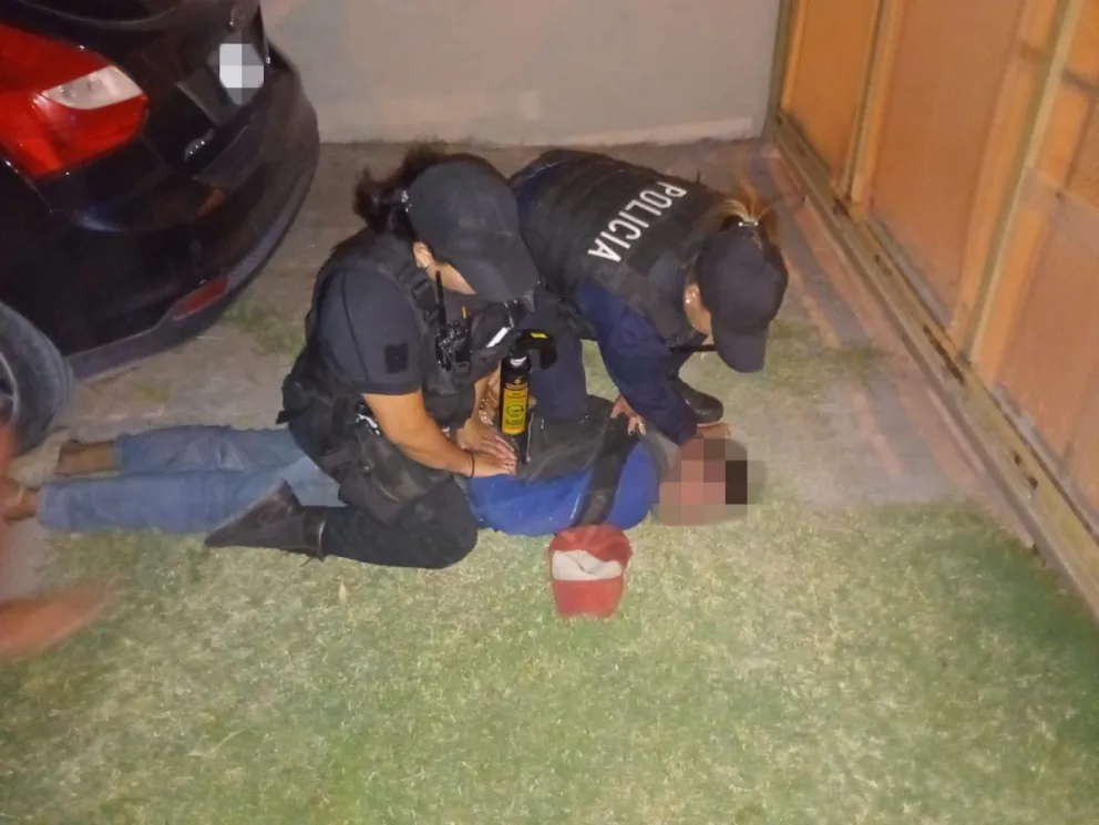 El hombre había accedido por una puerta corrediza a la vivienda y fue detenido. Foto: Policía Río Negro.